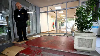 Министерство на културата осъмна залято с червена боя