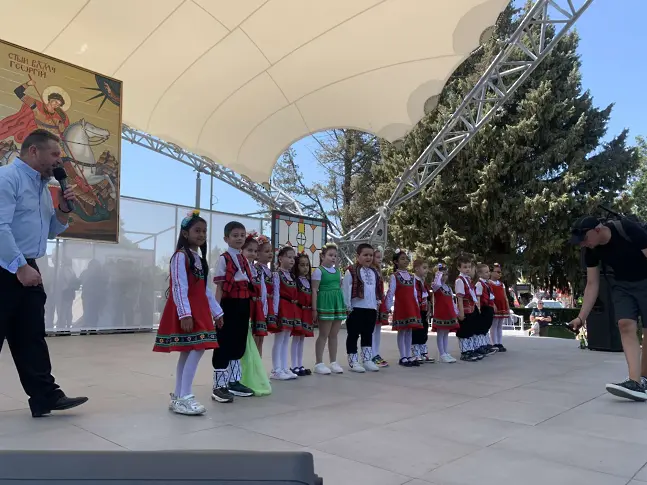 Гъмзата и оркестър „Brass Show“ напълниха площада в Камено, стотици пяха и танцуваха на празника на града
