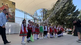 Гъмзата и оркестър „Brass Show“ напълниха площада в Камено, стотици пяха и танцуваха на празника на града