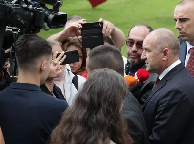 „Не партия, а гласът на народа“ – Радев защити референдума за еврото