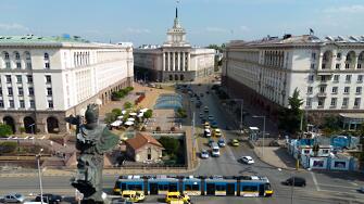 Денят на храбростта: 700 военни, хеликоптери и артилерийски салюти в центъра на столицата