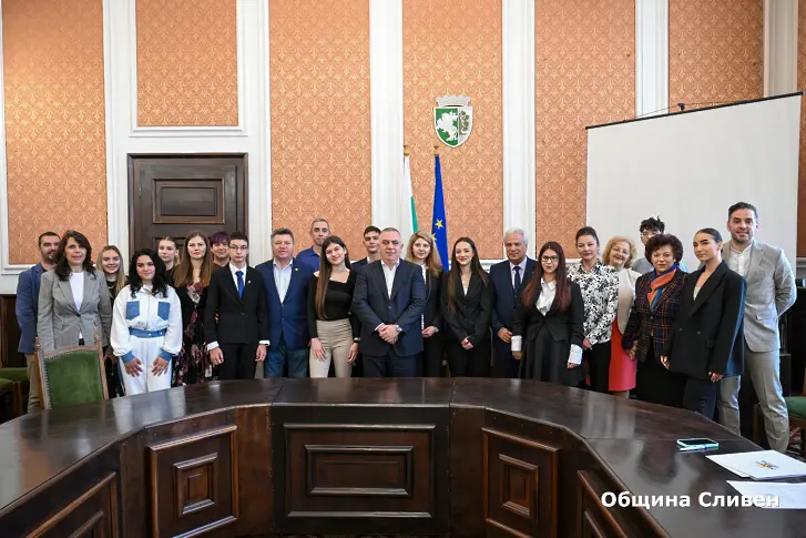 Сливенски ученици поеха управлението на Общината и на местния парламент за един ден