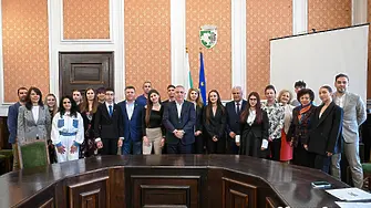 Сливенски ученици поеха управлението на Общината и на местния парламент за един ден