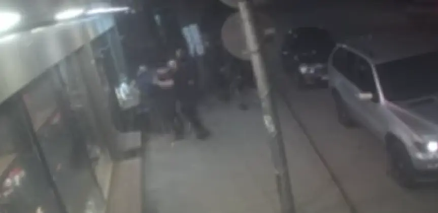 Двама пловдивчани са пребити след забележка за джип с включен двигател