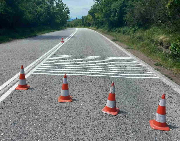 Хоризонтална маркировка се полага в участъка от път I-3 край Телиш