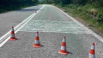 Хоризонтална маркировка се полага в участъка от път I-3 край Телиш