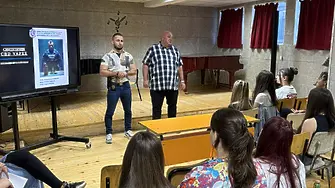 Продължават обучителните занятия на полицаи от ОДМВР – Плевен с ученици от плевенски училища