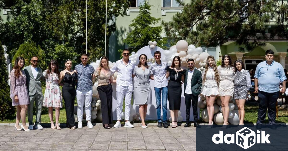 На 15 майСУ Крум Попов изпрати тържествено 40 момичетата и