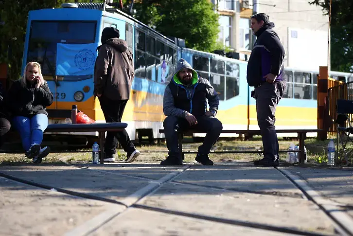 Протестът на градския транспорт продължава и днес, но метрото ще работи