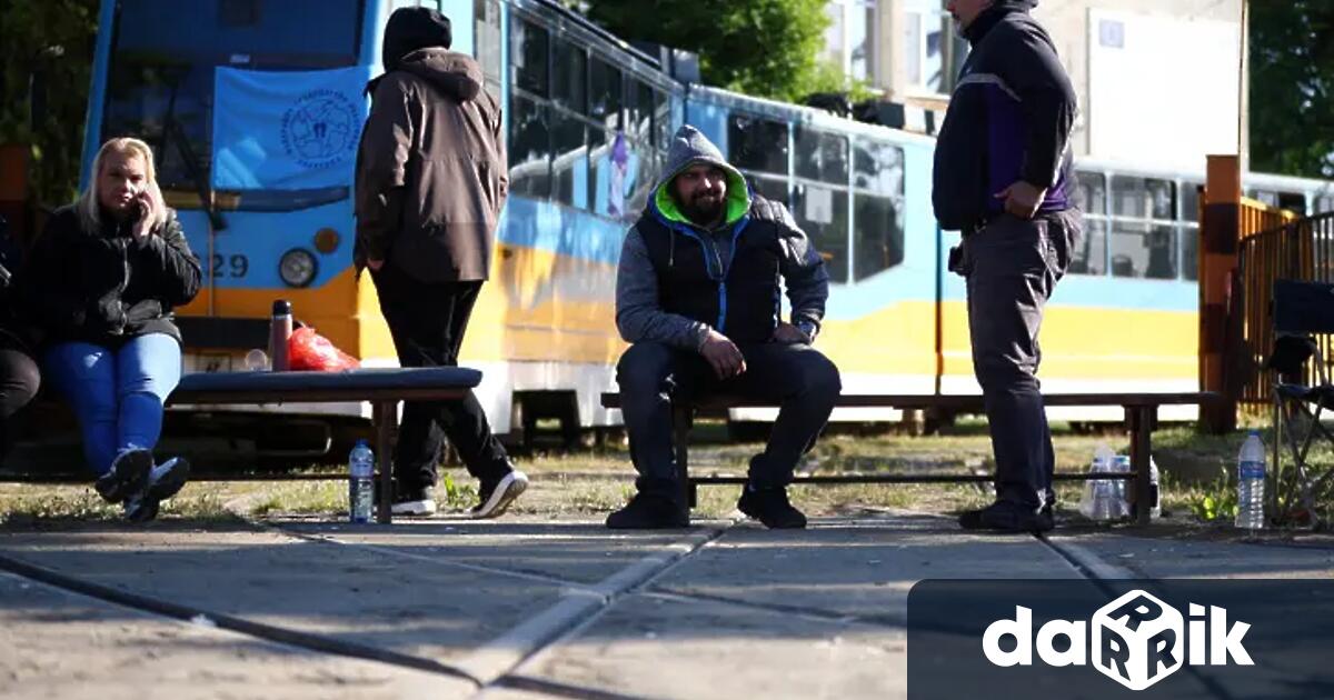 Протестните действия на работещите в градския транспорт в София продължава