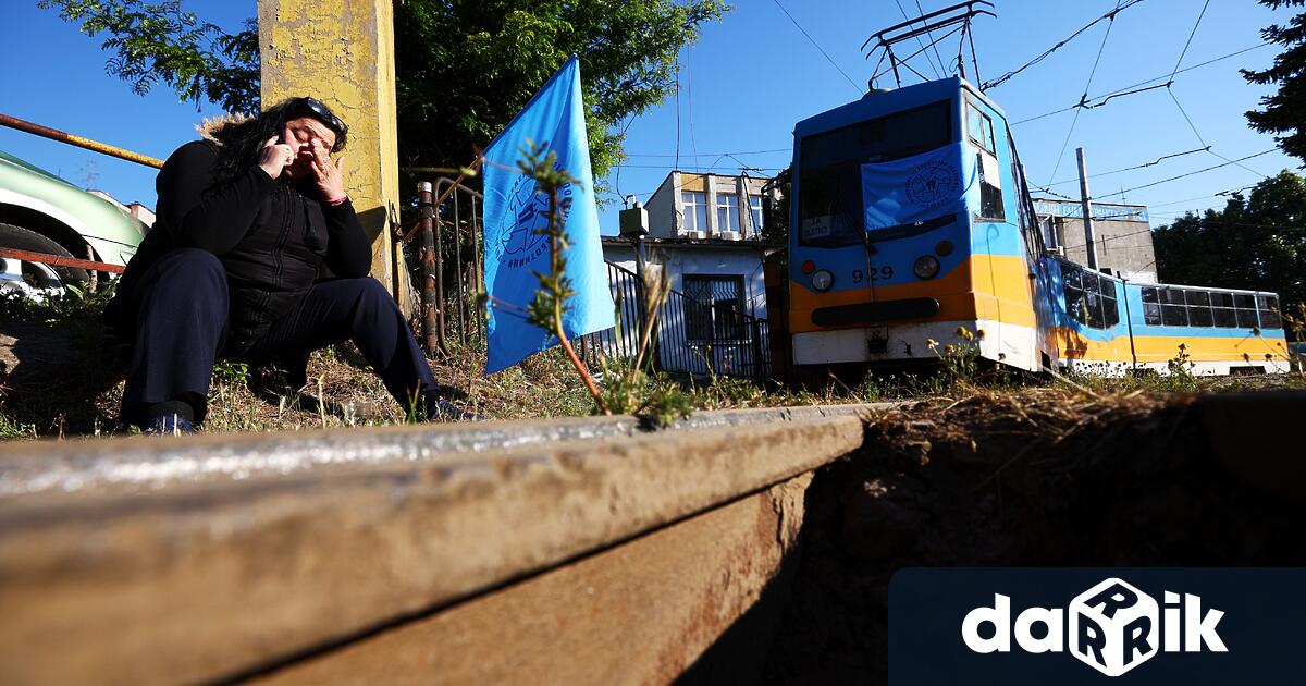 Четвърти ден протестните действия на работещите в градския транспорт в