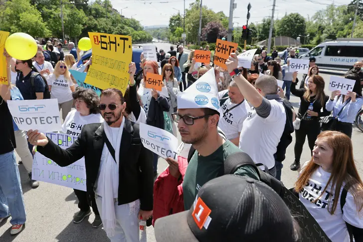  Призиви за прекъсване на работа се чуха на митинга на Българска телеграфна агенция, БНР и Българска национална телевизия 