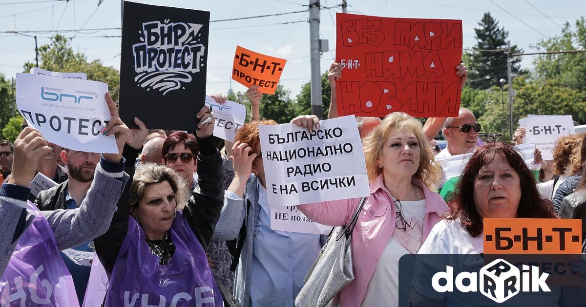 Протестът е твърде възпитан а политиците не разбират много от