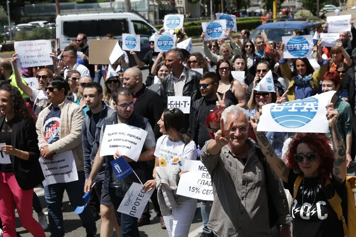  Призиви за прекъсване на работа се чуха на митинга на Българска телеграфна агенция, БНР и Българска национална телевизия 