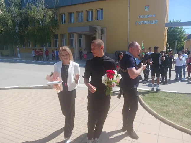  Днес беше последният образователен ден за 45 зрелостници в община Гулянци 