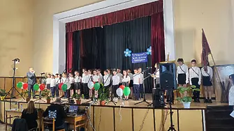 Учениците от ИНУ „Христо Ботев“ тържествено отбелязаха своя патронен празник