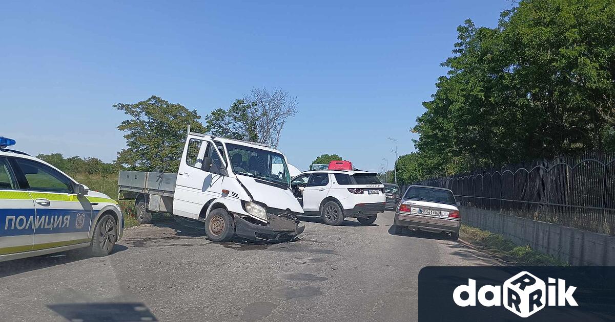 Сблъсък между малък камион с каросерия и джип блокира движението