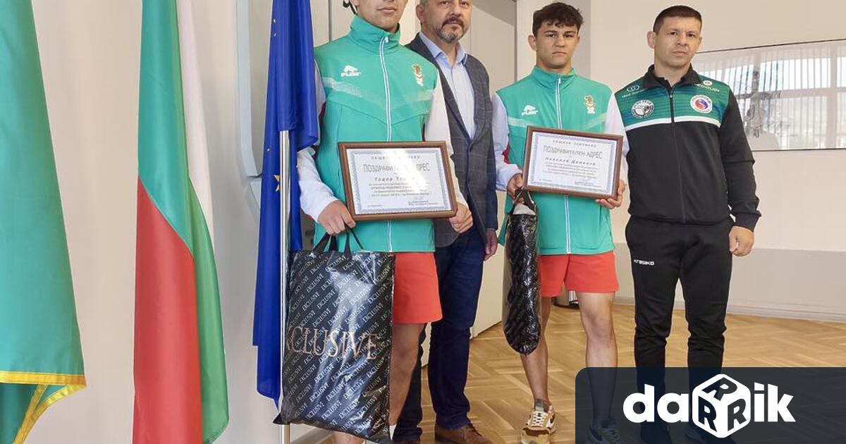 Д р Иван Иванов връчи поздравителни адреси на двама състезатели на