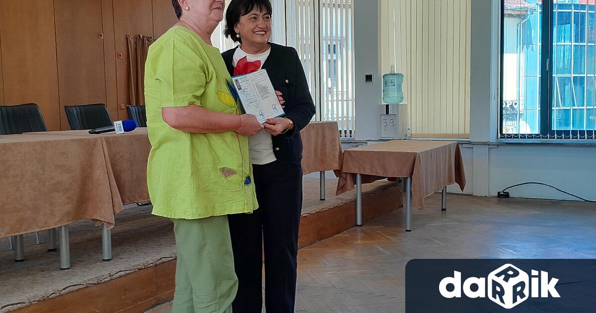 Зам кметът Борисова връчи удостоверения за повишаване на професионалната компетенция на