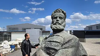 Кметът на Враца провери ремонта на паметника на Хр.Ботев в София