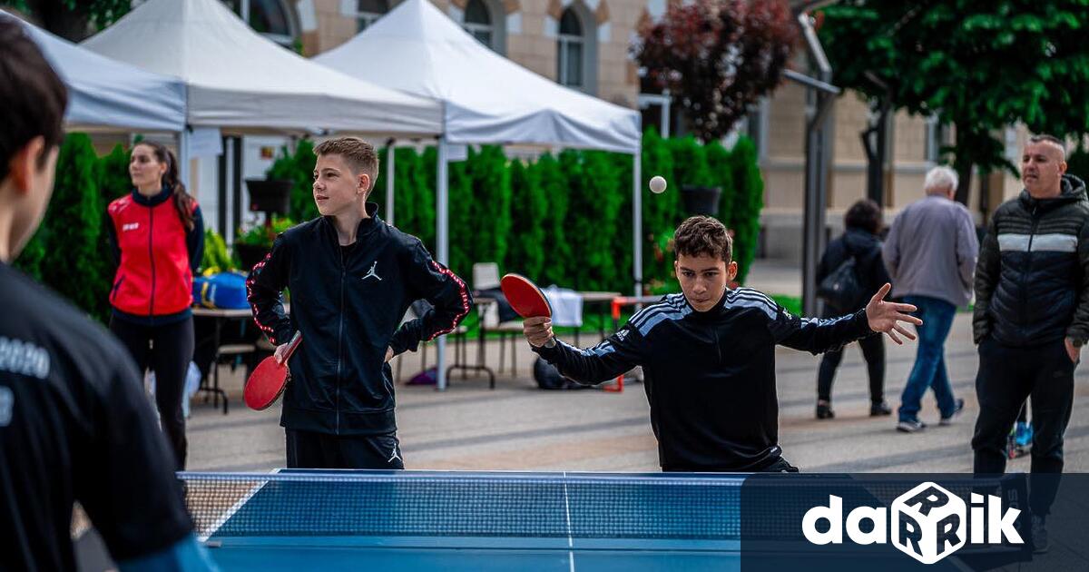 Спортните клубове от града десетки младежи и организации участваха в