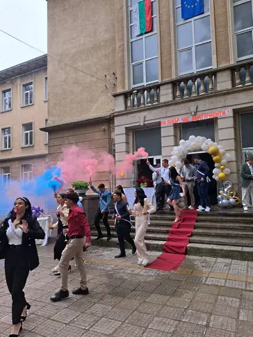 ПГССТ „Н. Й. Вапцаров“ в град Левски изпрати с обич и гордост своите абитуриенти – Випуск 2025