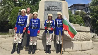 Ученици от ИНУ „Христо Ботев“ поднесоха цветя пред паметника на генерал Владимир Вазов по повод 157 г. от рождението му