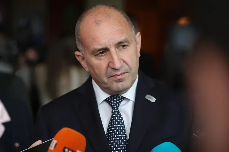 Радев внесе в парламента предложението си за референдум за еврото