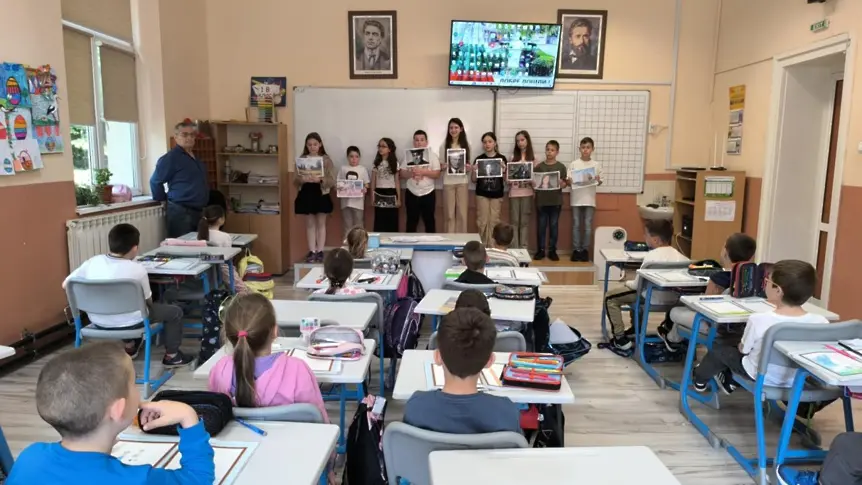 В ИНУ „Христо Ботев“ четвъртокласниците гостуваха в класовете на първолаците