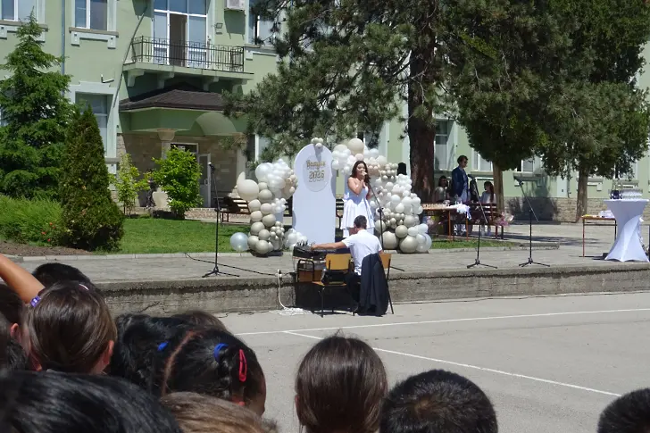  СУ „ Крум Попов ” в град Левски изпрати тържествено ВИПУСК 2025 