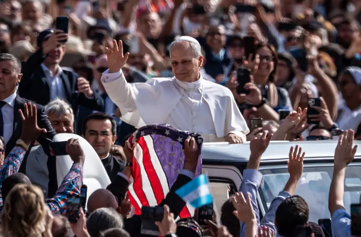„Viva il Papa“: Папа Лъв XIV официално застана начело на Католическата църква (СНИМКИ)