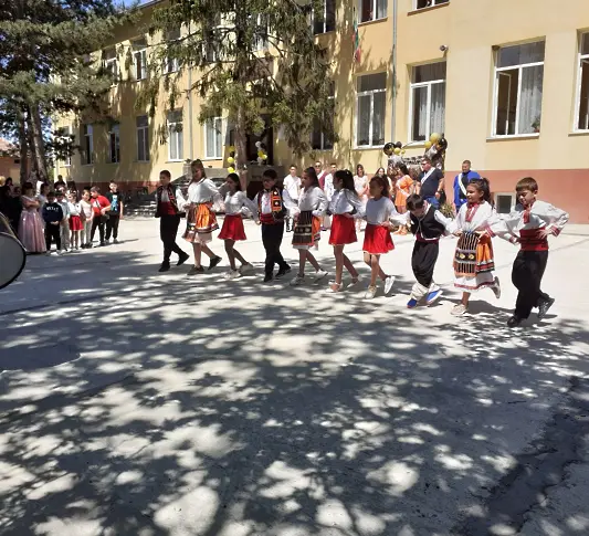  Днес беше последният образователен ден за 45 зрелостници в община Гулянци 