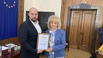 На официална церемония връчиха почетния знак на доц. д-р Емилияна Конова