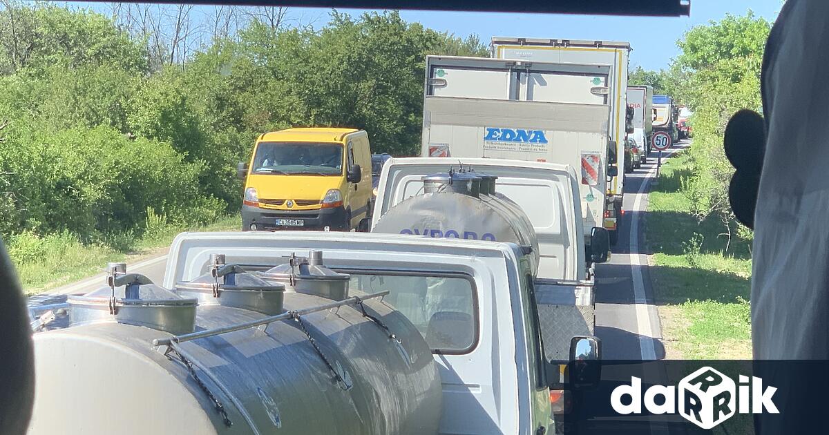 Затруднено е движението в отсечката между селата Телиш и Радомирци