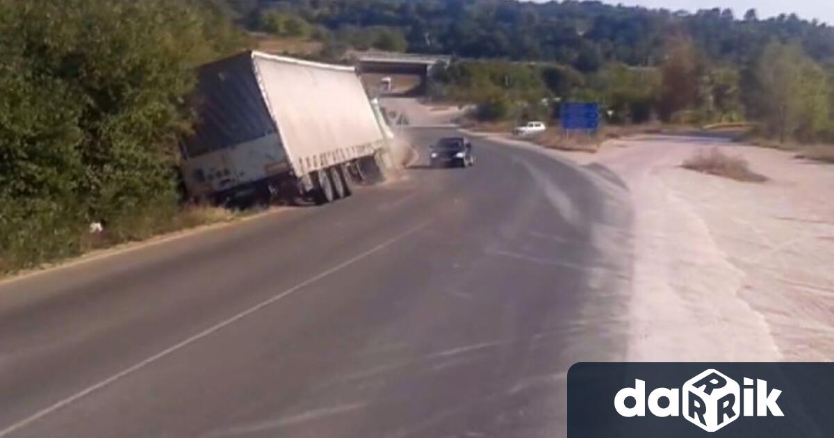 Днес преди обед временно беше ограничено движението по пътI 3 Плевен