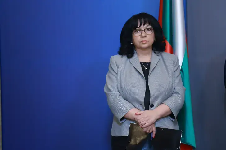 Финансовият министър е уверил европейските институции, че еврозоната остава приоритет за България