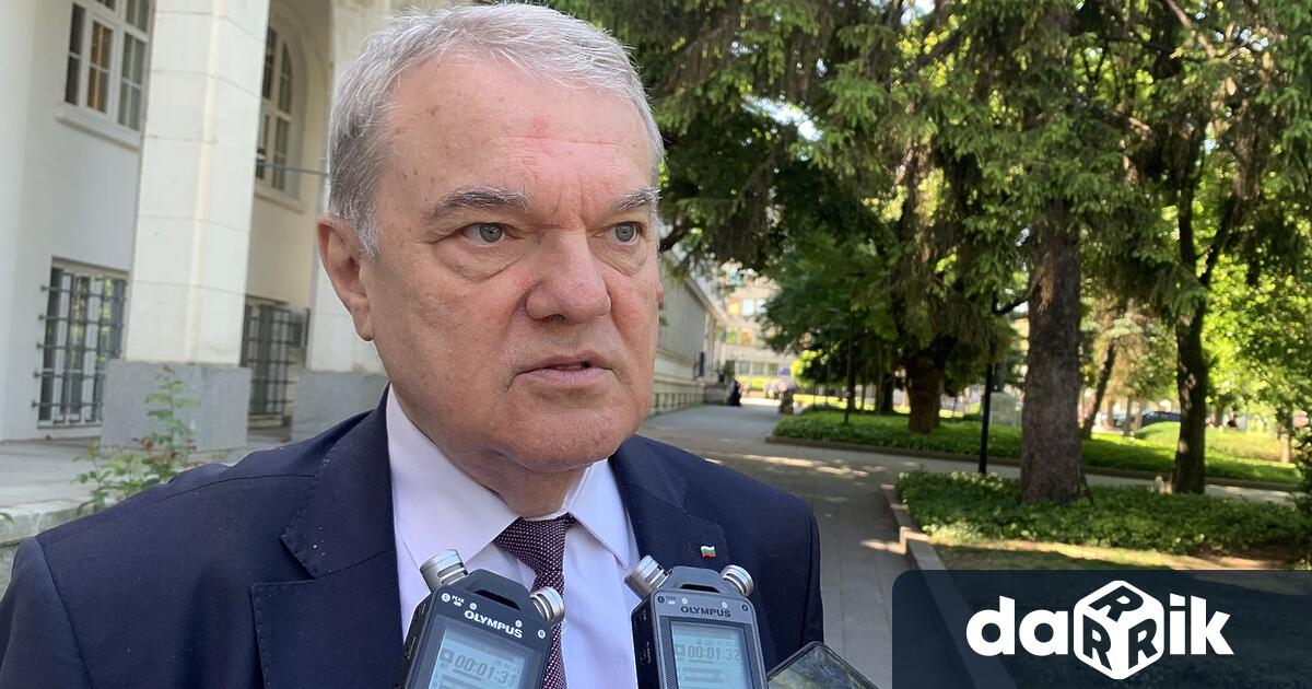 Председателят на ПП АБВ Румен Петков коментира пред медиите в