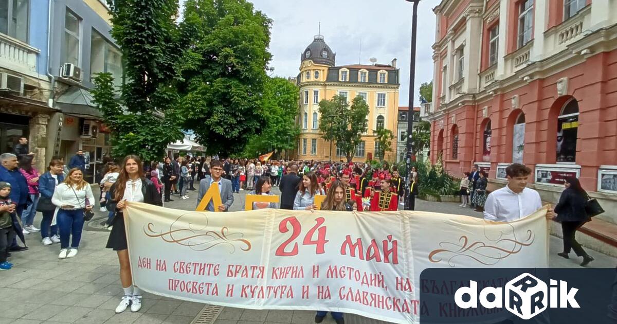 С многолюдно шествие и празничен дух Плевен отбелязва днес един