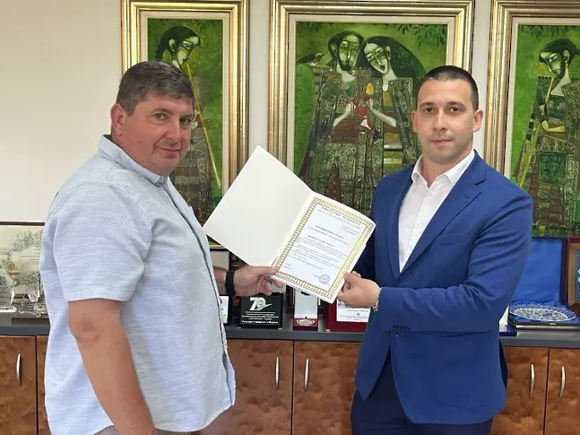 Кметът на плевенското село Пелишат връчи на управителя на област Плевен благодарствено писмо