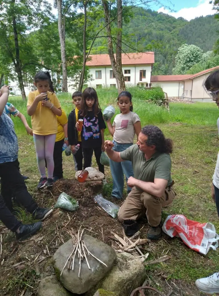 Второкласници от град Севлиево участваха в урок по горска педагогика в „горското училище“ на Държавно ловно стопанство „Росица“