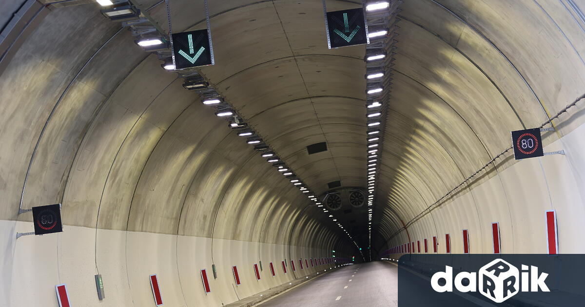 За повишаване на безопасността на движение се почистват тунелите на