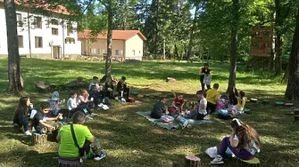 Второкласници от град Севлиево участваха в урок по горска педагогика в „горското училище“ на Държавно ловно стопанство „Росица“