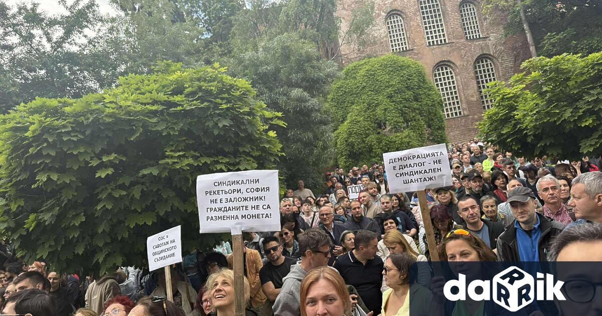 Столичани се събраха пред сградата на общината на ул Московска