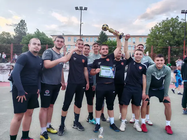 "Лъвчетата" са новите шампиони в общинския турнир по футбол на малки врати в Мездра