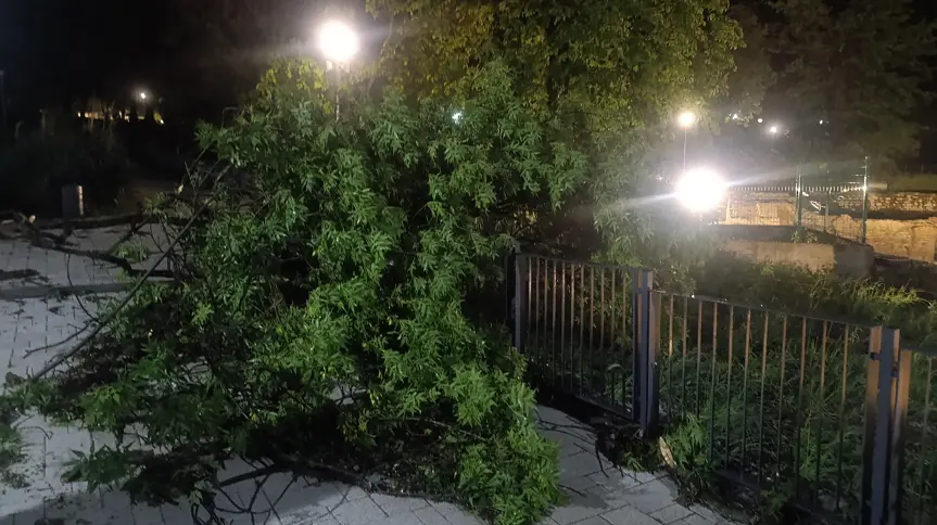 Силна буря отмени празненствата за 24 май в Хисаря – градът се възстановява от щетите (снимки)