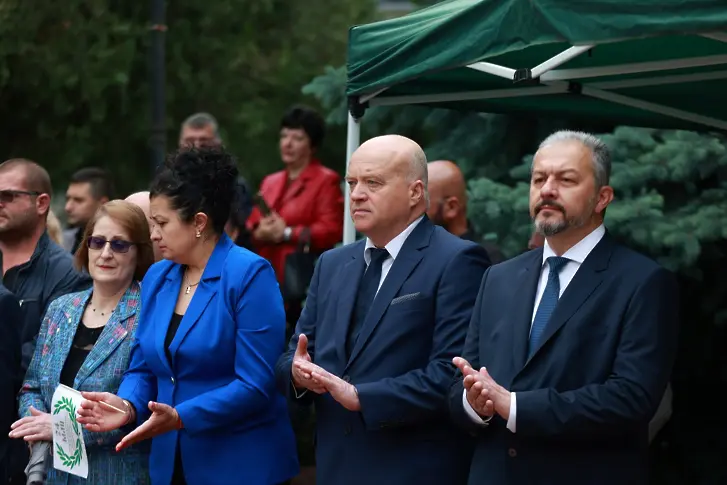 На 24 май кметът на Севлиево д-р Иван Иванов връчи отличия на изявени зрелостници
