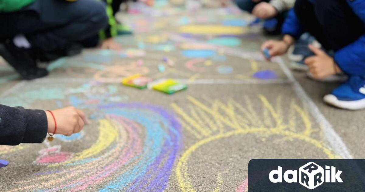 Стотици малчугани от детските заведения във Враца преобразиха алеите към