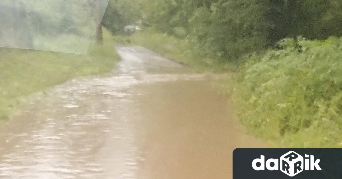 Проливните дъждове през последните дни доведоха до излизането на река