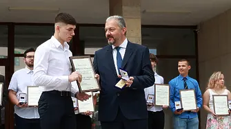 На 24 май кметът на Севлиево д-р Иван Иванов връчи отличия на изявени зрелостници