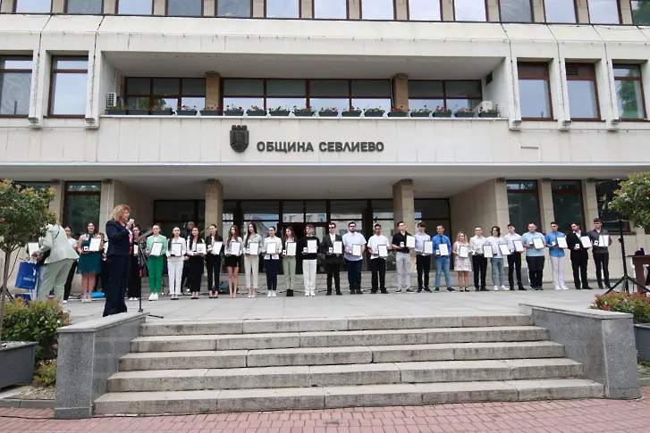 На 24 май кметът на Севлиево д-р Иван Иванов връчи отличия на изявени зрелостници